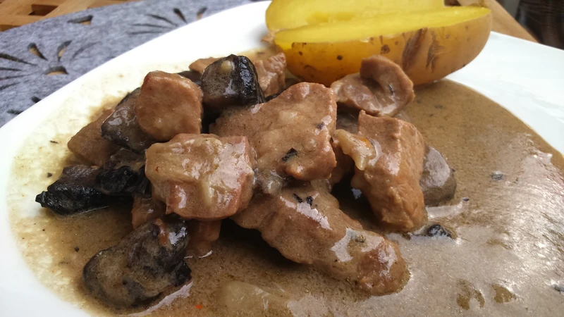 Karkówka z pieczarkami