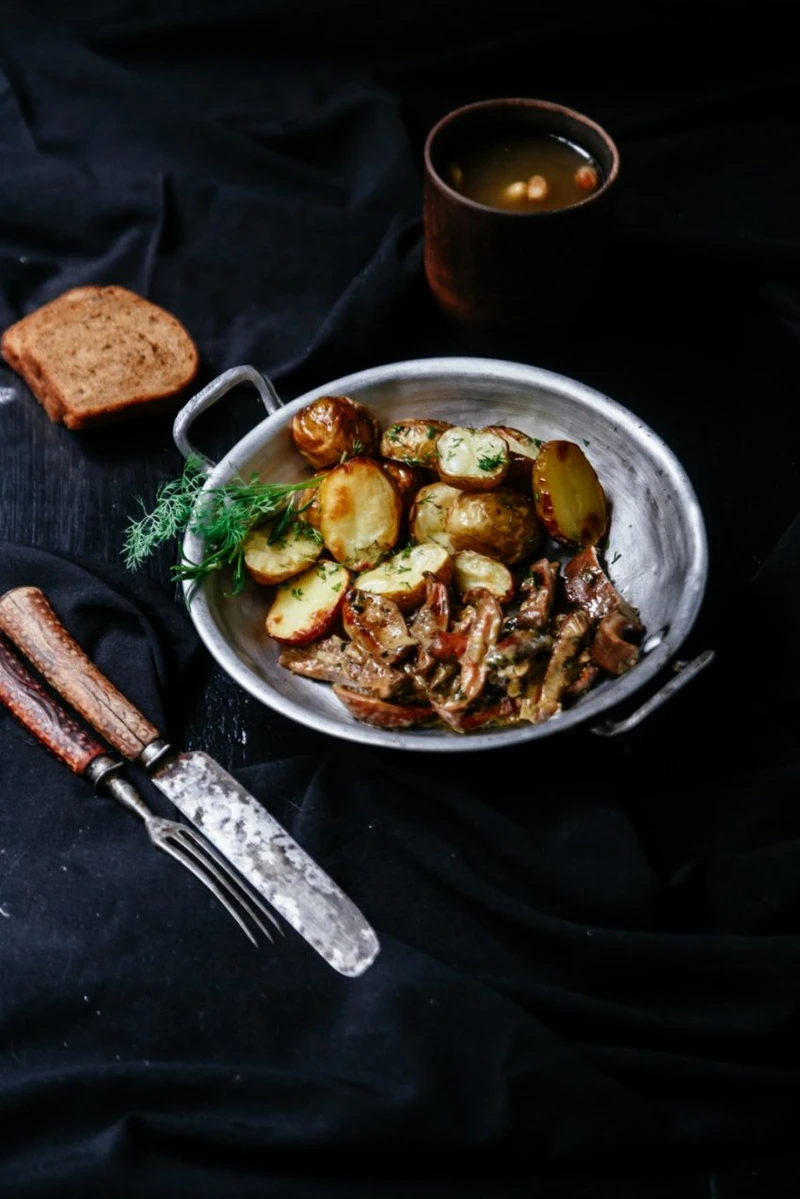 SMAŻONE GRZYBY Z PIECZONYMI ZIEMNIAKAMI