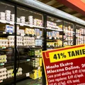 "Polskie sztabki złota" w zaskakującej cenie! Klienci od rana ustawiają się przed lodówkami Biedronki