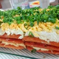 Sałatkowe ciasto na krakersach
