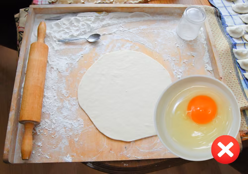 Dlaczego nie dodawać jajka do ciasta na pierogi? Poznaj przepis, który zawsze się udaje!
