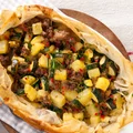 Mięsno-warzywny placek w cieście filo! Zapiekanka, której nie oprzesz się