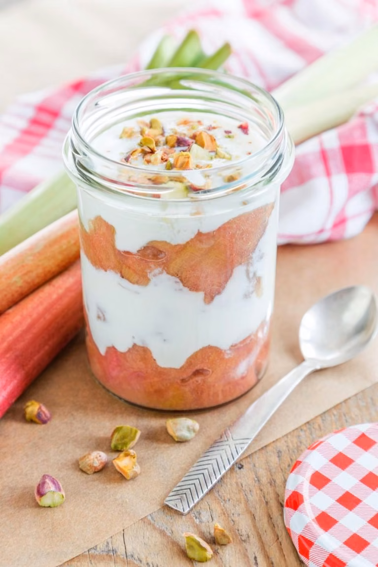 RABARBAROWE ŚNIADANIE Z PISTACJAMI