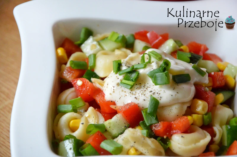 Pyszna sałatka z tortellini i serem