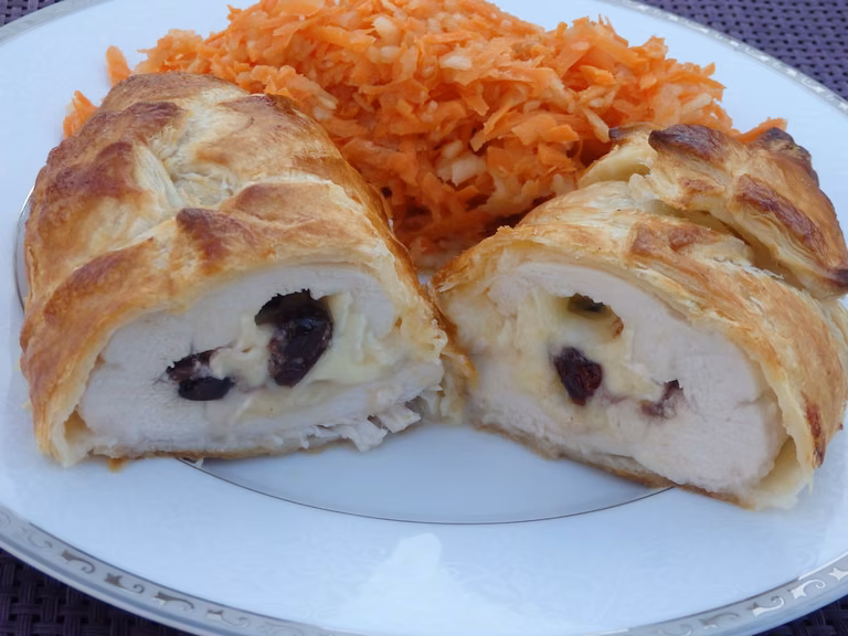 Kurczak nadziewany camembertem i żurawiną
