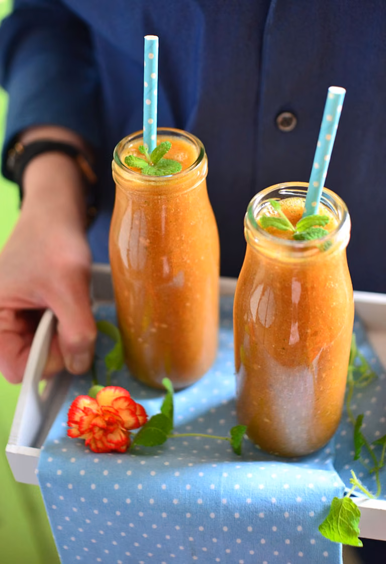 Smoothie z brzoskwiniami i granatem