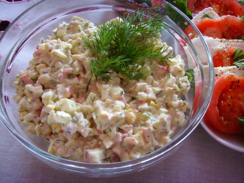Sałatka z paluszków krabowych surimi. Szybka, imprezowa tylko 4 składniki.