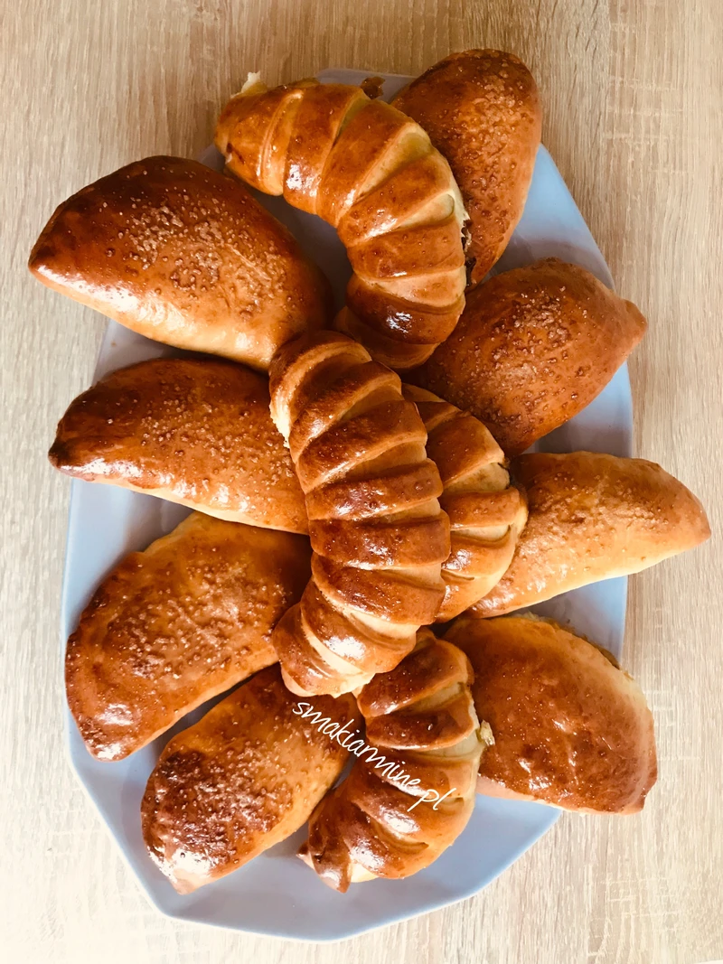 Drożdżówki z serem (rogaliki z powidłami)