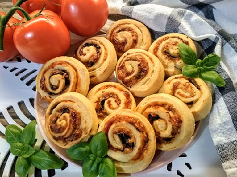 Ślimaczki drożdżowe z pieczarkami, serem i salami