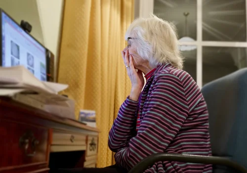 Seniorzy coraz częściej tracą oszczędności. Rząd rusza z nowym programem ochrony!