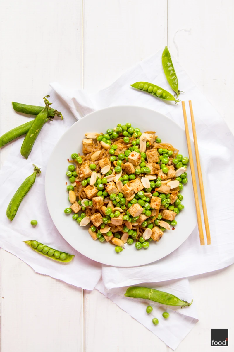 Low-carb pad thai z makaronu z alg morskich z tofu i zielonym groszkiem