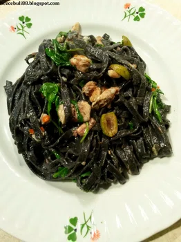 Czarny makaron fettuccine z sardynkami i oliwkami