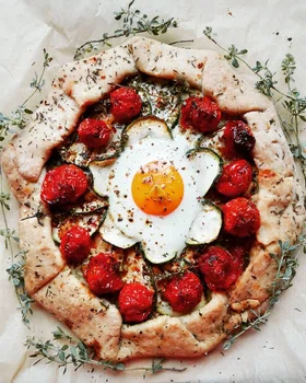Galette z cukinią, smażonymi pomidorkami i jajkiem