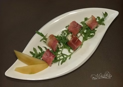 Melon z serem pleśniowym zawinięty w szynkę szwarcwaldzką