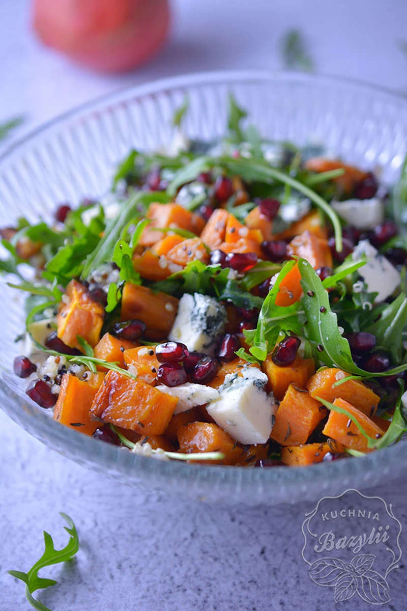 Sałatka z quinoa, batatami i granatem