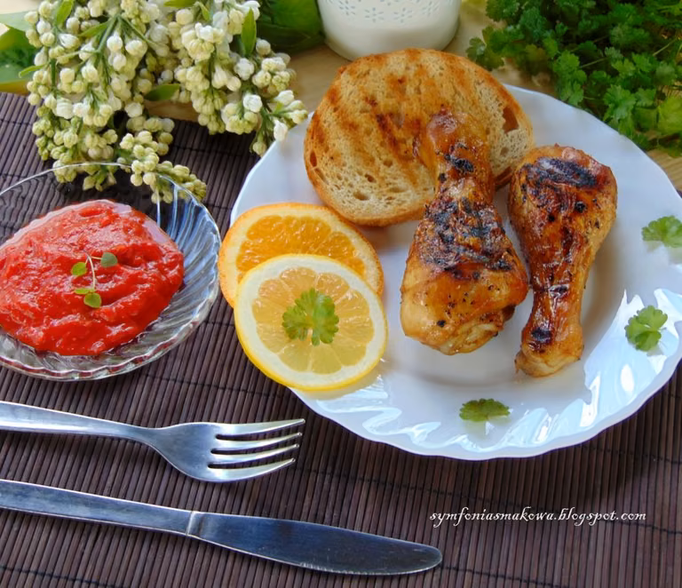Grillowane podudzia z kurczaka z dipem paprykowym.