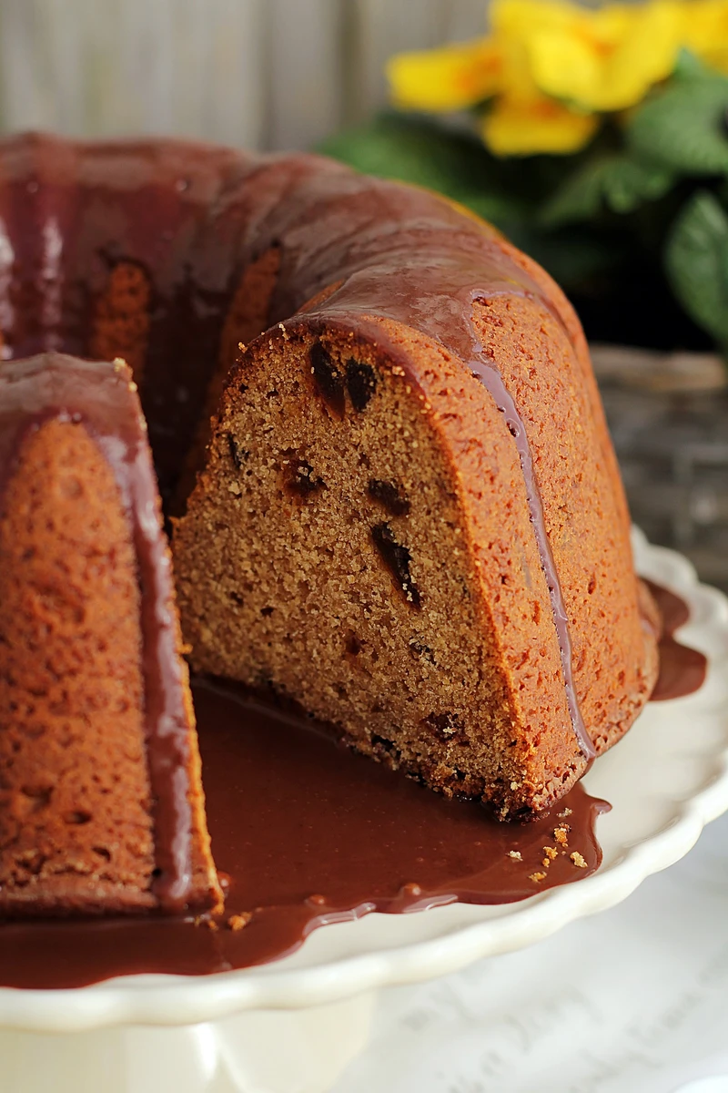 Miodowa babka z daktylami