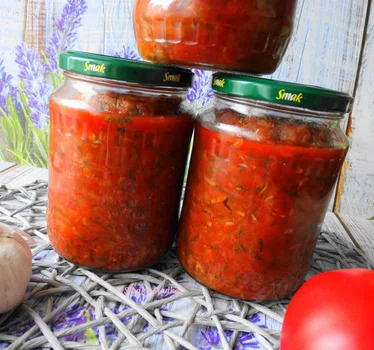 Cukinia w sosie pomidorowym do słoików na zimę.