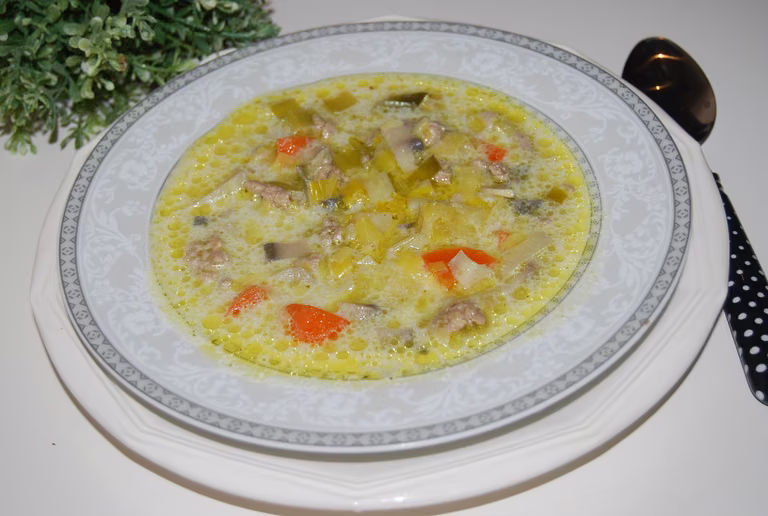 Zupa porowa z miesem mielonym