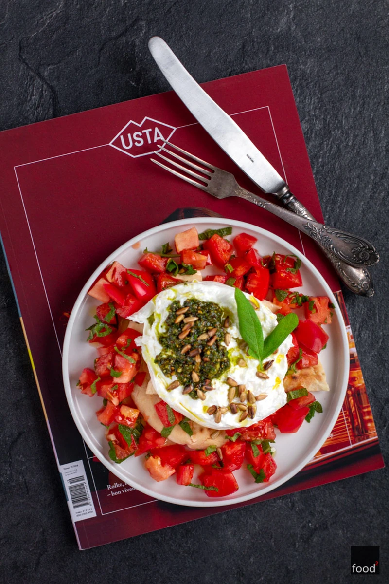 Burrata z szałwiowym pesto i pomidorami