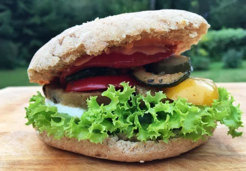 BURGER Z GRILLOWANYMI WARZYWAMI I MOZZARELLĄ