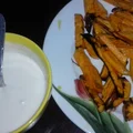 Frytki z batatów z dipem czosnkowym