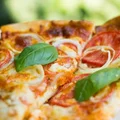 Pizza z pepperoni, pomidorami, cebulą i bazylią
