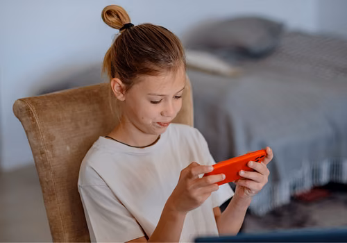 TikTok i Facebook z ograniczonym dostępem dla dzieci? Aplikacja sprawdzi wiek i potrzebna ma być pisemna zgoda rodzica