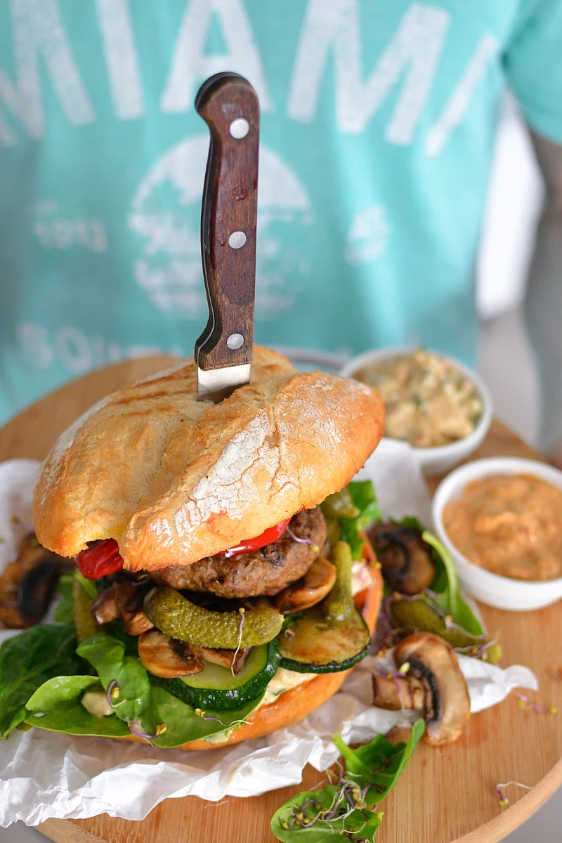 DOMOWY BURGER WOŁOWO- WIEPRZOWY Z GRILLOWANYMI WARZYWAMI