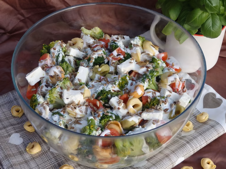 Sałatka brokułowa z tortellini