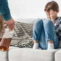 Pijani rodzice oczami dzieci - Jak alkohol rujnuje psychikę małoletnich?