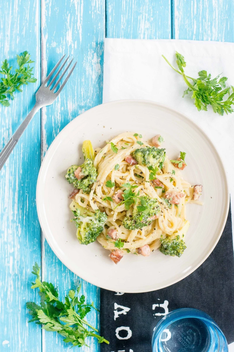 Spaghetti carbonara z brokułem i mozzarellą