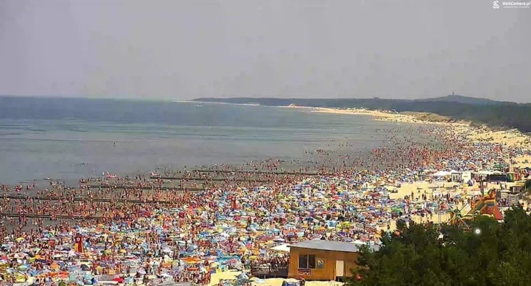 Zdjęcie Ogromne tłumy na plaży w Łebie! Zdjęcie hitem sieci #1