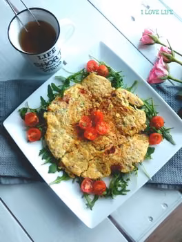 Omlet z pomidorkami i rukolą