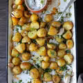 PIECZONE ZIEMNIAKI Z CZOSNKIEM I SOSEM KOPERKOWYM