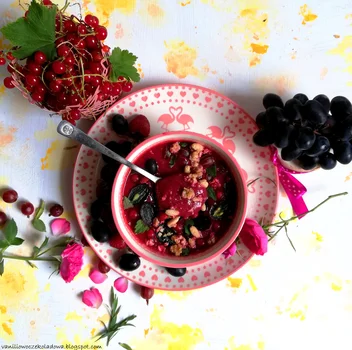Red smothies bowl z truskawkami