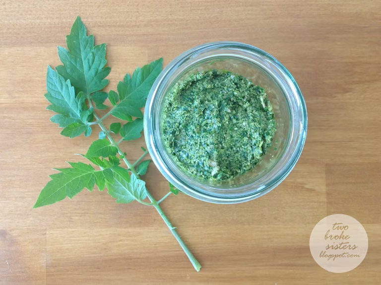 Zielone pesto z naci selera, pietruszki i liści pomidora