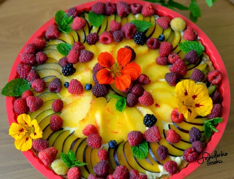Bajeczna tarta z sezonowymi owocami