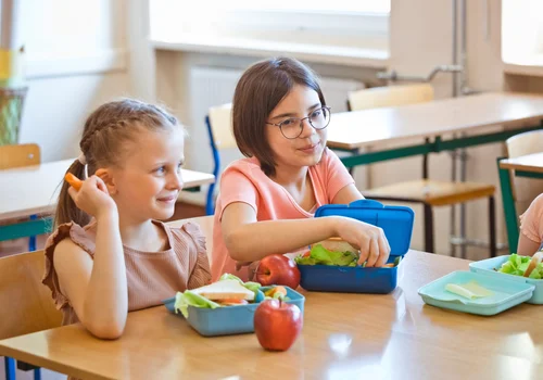 Jak dbać o zdrową dietę dziecka w trakcie roku szkolnego? 10 pomysłów na zdrowe przekąski i drugie śniadania!