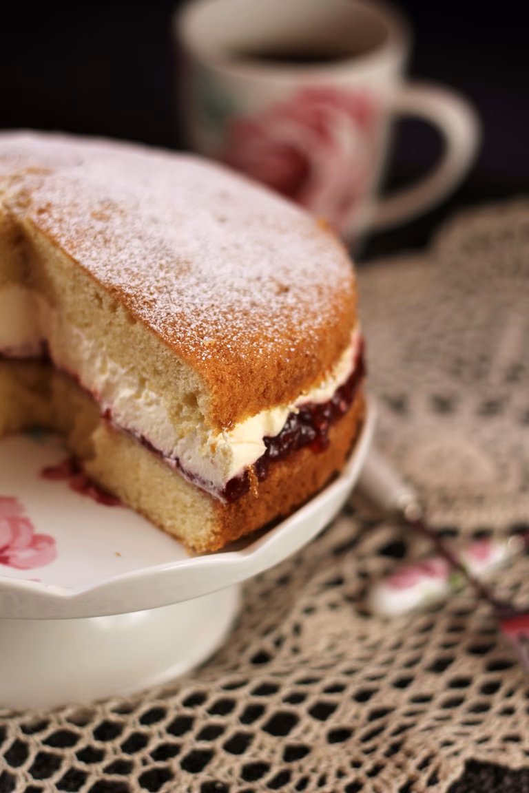 Victoria sponge cake - pyszny przekładany biszkopt