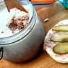 Domowy smalec z salami i jabłkiem