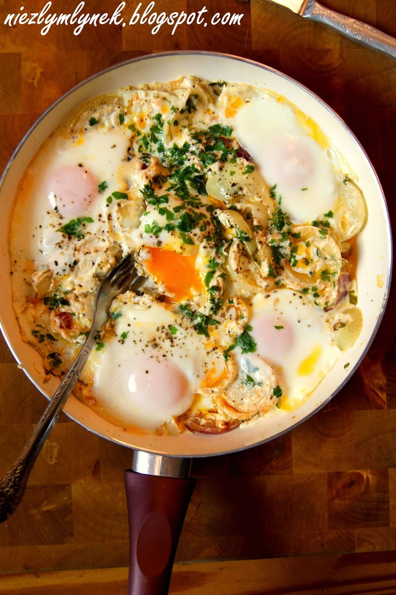 Na dzisiejsze śniadanie - Zapiekane jajka na cebuli