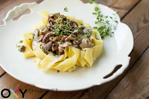 Dietetyczny makaron z wołowiną i kurkami