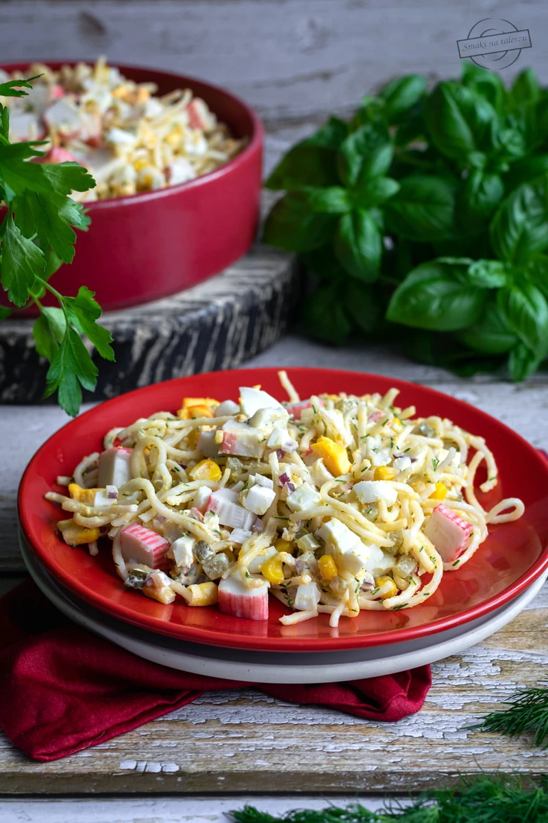 Sałatka z surimi i makaronem chińskim