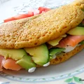 Omlet z awokado, szpinakiem i wędzonym łososiem