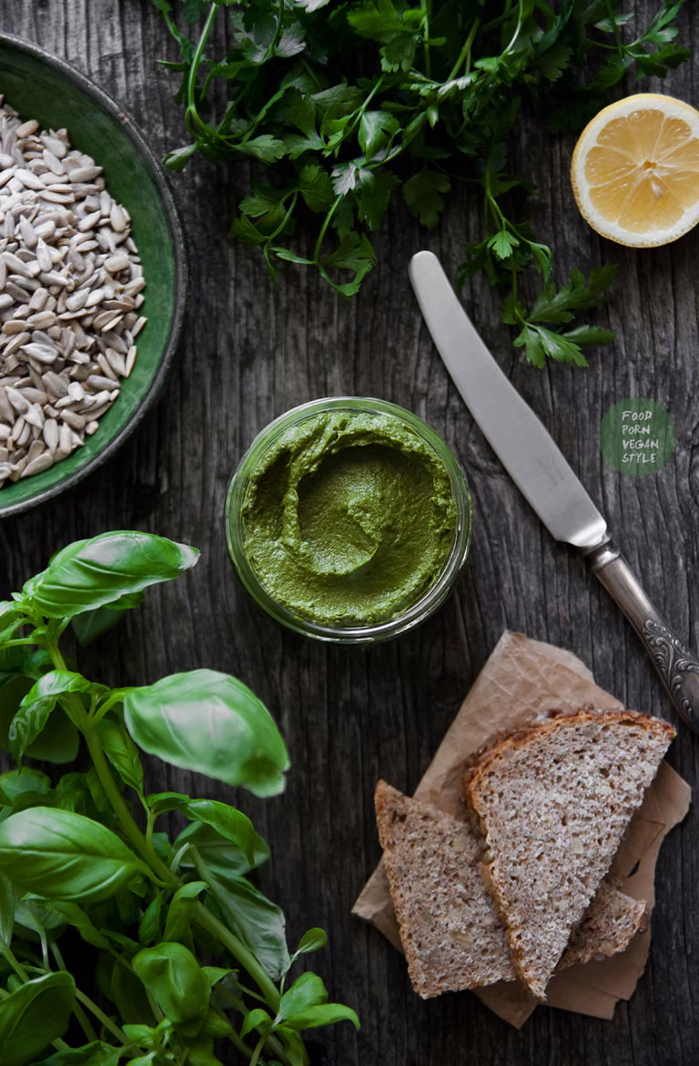 Domowe pesto z bazylii, zielonej pietruszki i słonecznika
