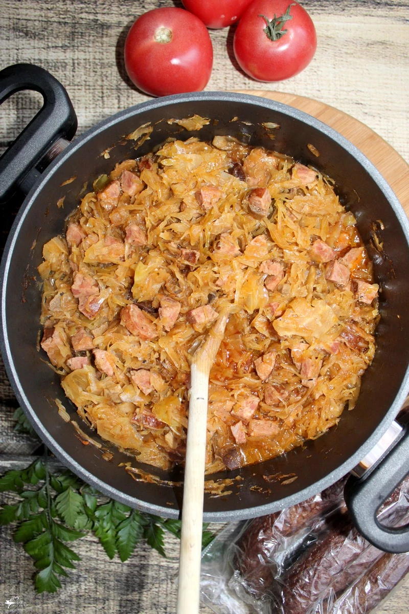 Prosty bigos z kiszonej kapusty z kiełbasą i suszonymi grzybami
