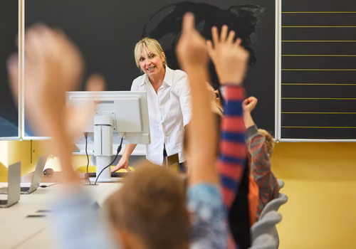 Nawet 4500 zł dla pracowników po 55. roku życia! ZUS wypłaca to świadczenie co miesiąc