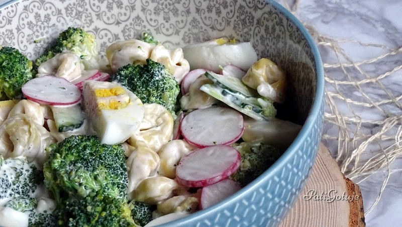 Sałatka z brokułem i tortellini