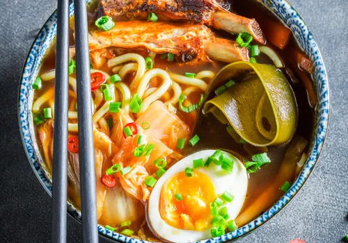 Azjatycka uczta w Twojej kuchni! Pikantny ramen z żeberkami, kimchi i jajkiem!